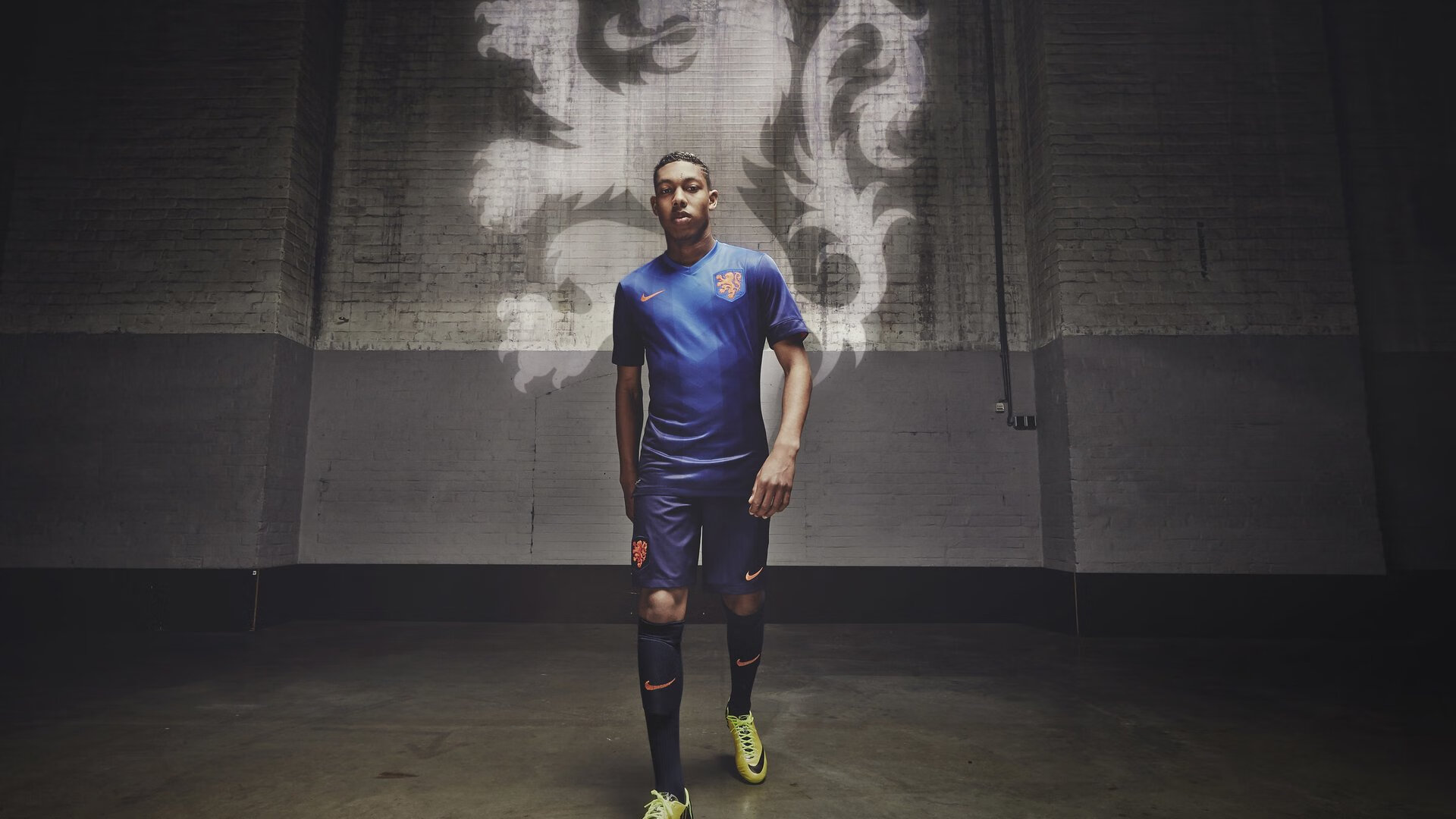 爱游戏官方网站-球队主力中锋当选MVP，篮板球碾压对手，nba球队中锋